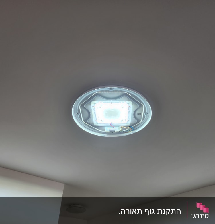 תאורת תקרה עגולה עם חיווט חשמלי גלוי